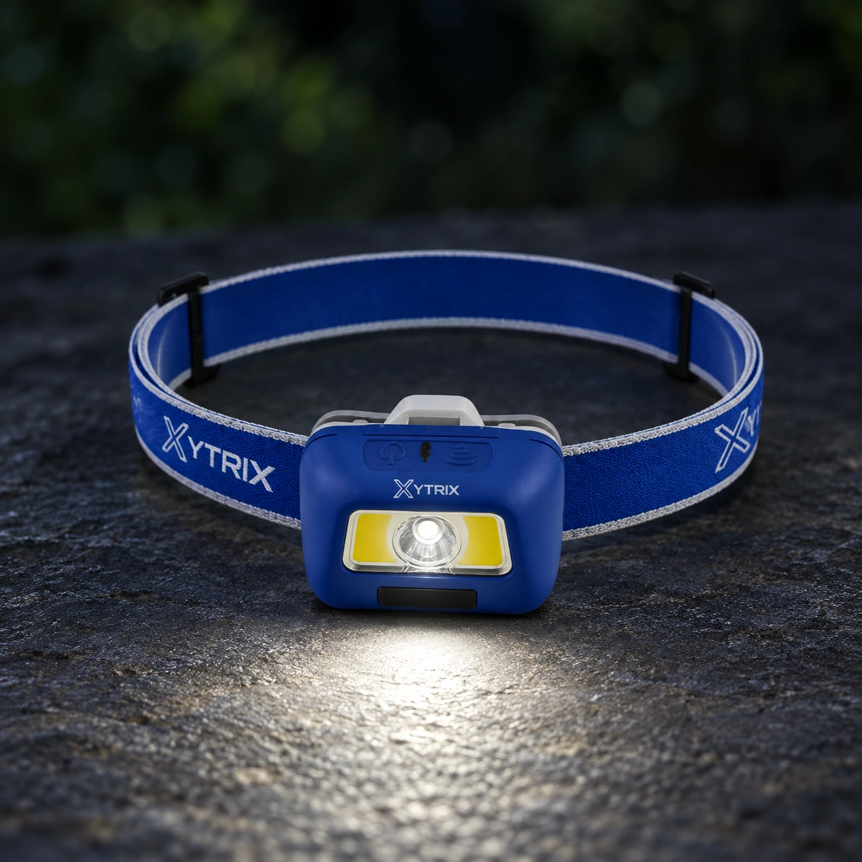 Detail malam lampu kepala XYTRIX MiniBeam AX-HL9105A, dengan bodi dan tali kepala terlihat utuh.